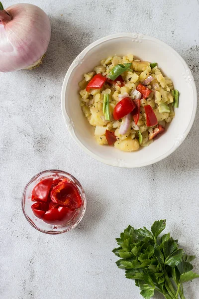 Tatlı ve ekşi biberli haşlanmış patates salatası, kereviz ve soğan. Köylü geleneğinin tipik vegan yemeği..