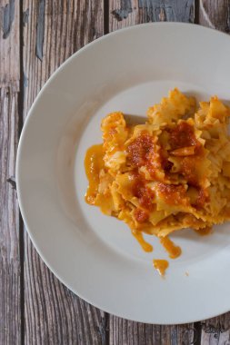 Ev yapımı havuç makarnası un ve haşlanmış havuç vejetaryen yahnisi..