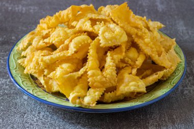 Havuç aromalı kızarmış çarşaf. Un ve haşlanmış havuç, makarna makinesiyle çekilen ve yağda kızartılmış şeker serpilmiş.