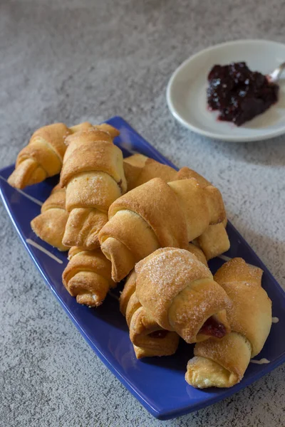 Hilal şeklinde tatlı, kısa hamurlu kruvasanlar. İçinde vişne reçeli var..