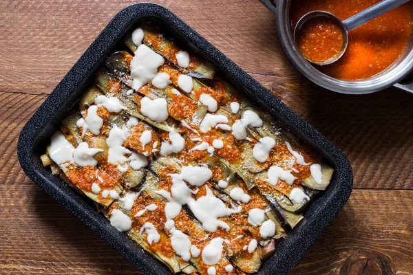 Kızarmış patlıcan dilimli fırında makarna ve vejetaryen turşusu..