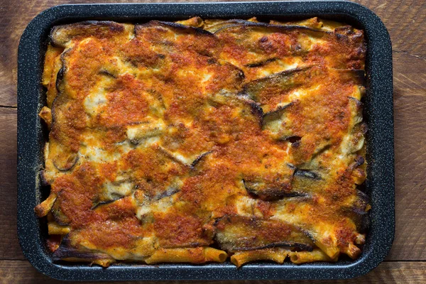 Bakad Pasta Med Stekt Äggplanta Skivor Med Vegetarisk Ragout Stockfoto