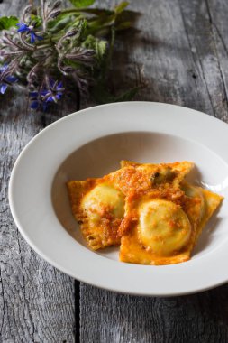 Ev yapımı İtalyan mantısı ve vejetaryen turşusuyla süslenmiş patates.