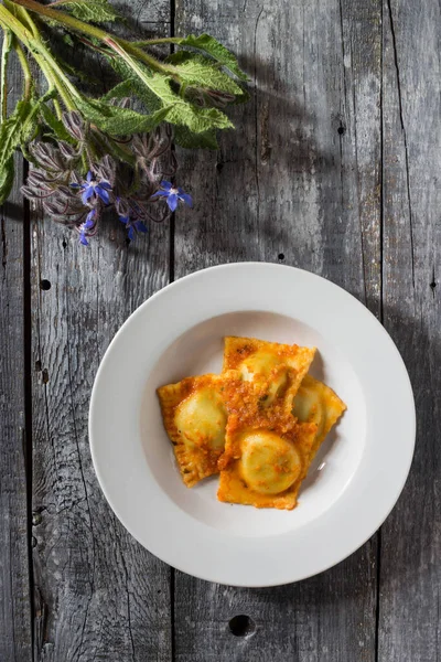 Ev yapımı İtalyan mantısı ve vejetaryen turşusuyla süslenmiş patates.