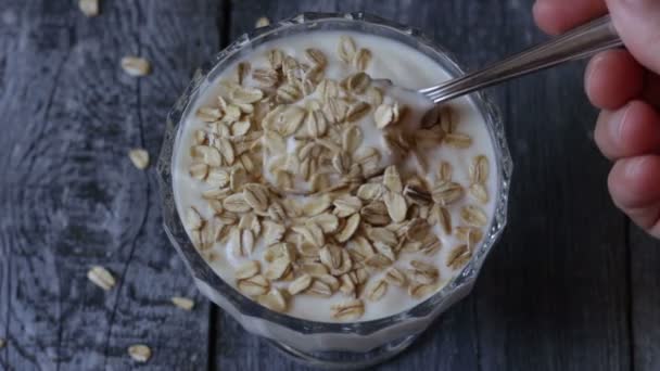 Ruka Mladé Ženy Lžící Broskve Mučenky Jogurt Ovesnými Vločkami — Stock video