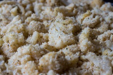 Karnabahar au gratin, mikrodalga fırında pişirilmiş vejetaryen yemeği.