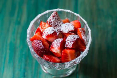 Pudra şekerli çilek parçaları