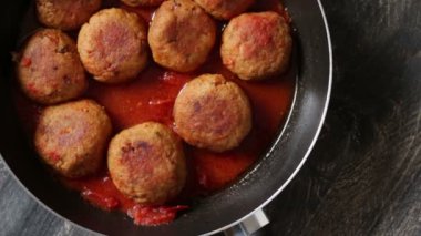 Sosta pişirilmiş köfteler yenmeye hazır.