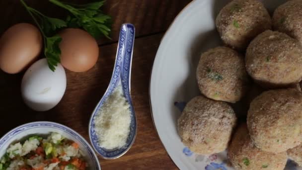 Fleischbällchen Vom Rind Bereit Zum Kochen — Stockvideo