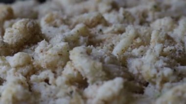 Karnabahar au gratin, mikrodalga fırında pişirilmiş vejetaryen yemeği.