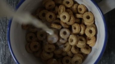 Bal halkalı bir fincan süt.