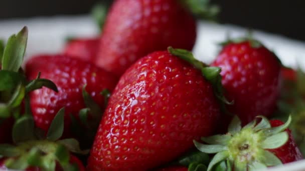 Frische Erdbeeren Weißer Schüssel — Stockvideo