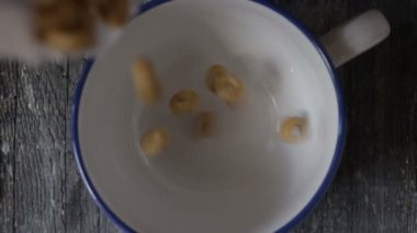Bal halkalı bir fincan süt.