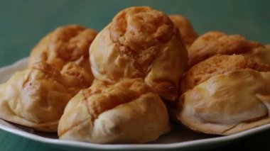 Peynirli köylü. Güney İtalya 'dan tipik panzerotti.