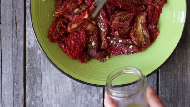 Jonge Vrouw Doet Gedroogde Tomaten Met Knoflook Oregano Olie Glazen — Stockvideo