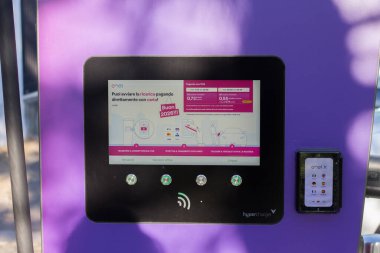 Bir Enel Way elektrikli araç şarj istasyonunun kontrol paneli ve dokunmatik ekranının kapatılması, İtalya 'da EV şarj edilmesi için ödeme talimatları ve kullanıcı arayüzünü gösterir.