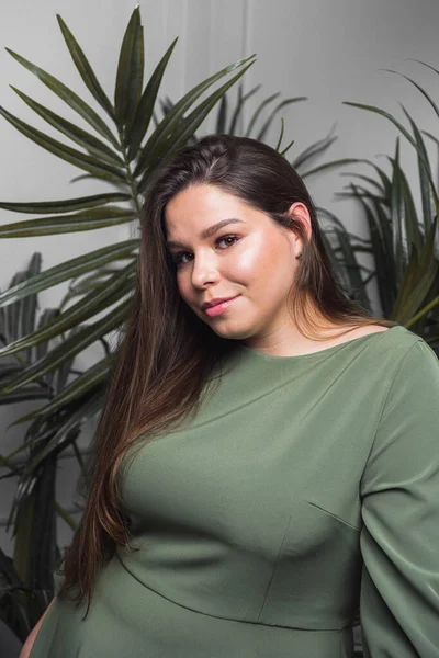 Artı günlük kıyafetlerle manken boy, stüdyo arka planında kadın, kilolu kadın vücudu.