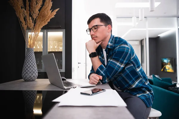 Genç adam dijital pazarlama, güncel trendler ve UX UI tasarımının eğilimleri ile ilgili web sitesi için şablon çiziyor. Şirketini uzaktan yöneten bir iş adamı, serbest çalışan biri gibi.