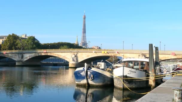 Paris Frankrike Oktober 2020 Floden Seine Med Pråmar Förgrunden Utsikt — Stockvideo