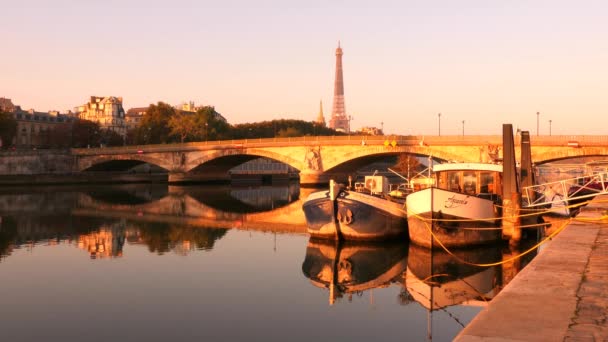 París Francia Octubre 2020 Río Sena Con Barcazas Primer Plano — Vídeo de stock