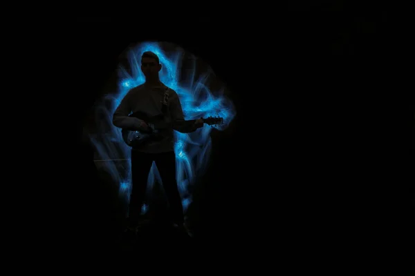 Silhueta Homem Com Uma Guitarra Eléctrica Cena Lightpainting Com Instrumento — Fotografia de Stock