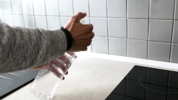 Руки Человека Разбивающего Пластиковую Бутылку Пустой Контейнер Водой Сжатой Переработки — стоковое видео