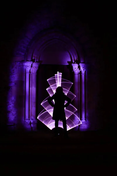 Lightpainting Session Night Silhouette Woman Front Arch Carved Stone Curved — Stock Photo, Image