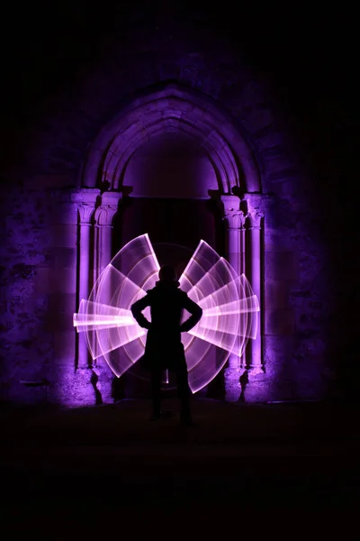 Sessão Pintura Luz Noite Silhueta Uma Mulher Frente Arco Esculpido — Fotografia de Stock