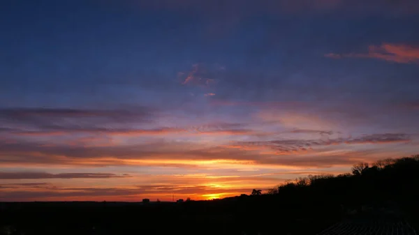 Increíble Amanecer Escena Rural Cielo Dramático Con Nubes Rayos Sol — Foto de Stock