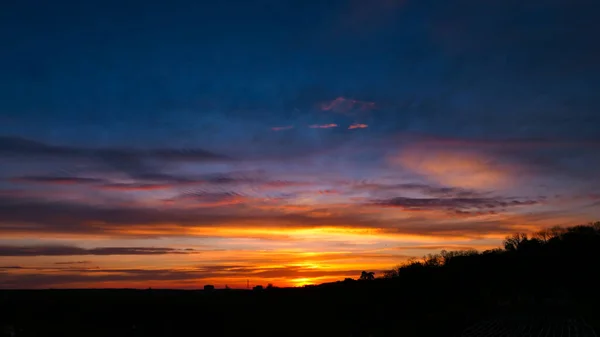 Increíble Amanecer Escena Rural Cielo Dramático Con Nubes Rayos Sol — Foto de Stock