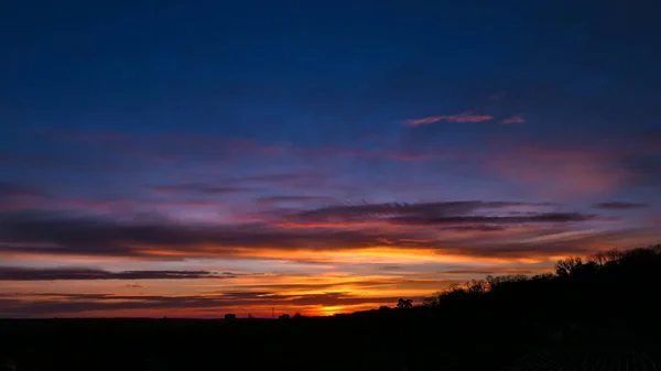 Csodálatos Napkelte Vidéki Színtéren Drámai Égbolt Napsugárral Rétegfelhőkkel Domb Sziluettje — Stock Fotó