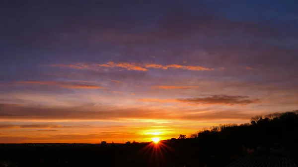 Lever Soleil Incroyable Dans Scène Rurale Ciel Dramatique Avec Des — Photo