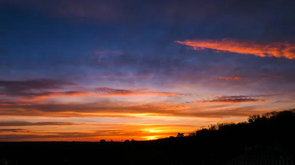 Erstaunlicher Sonnenaufgang Ländlichen Raum Dramatischer Himmel Mit Sonnenstrahlen Und Wolken — Stockfoto