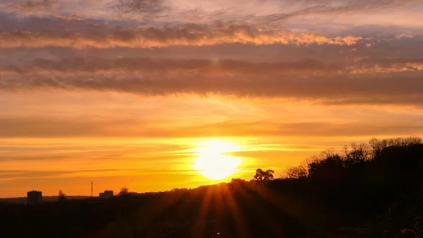 Дивовижний Схід Сонця Сільській Місцевості Драматичне Небо Променями Сонця Страйковими — стокове фото