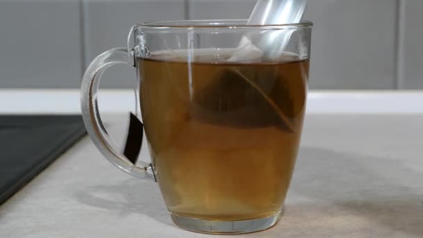 Sachet Thé Mélangé Avec Une Cuillère Dans Une Tasse Transparente — Video