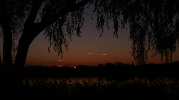 Удивительный Восход Солнца Над Водой Время Истекает Близкого Расстояния Солнца — стоковое видео