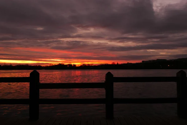 Surpreendente Nascer Sol Pôr Sol Sobre Lago Céu Dramático Com — Fotografia de Stock