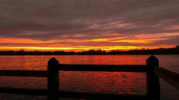 Increíble Amanecer Atardecer Sobre Lago Cielo Dramático Con Nubes Horizonte — Foto de Stock