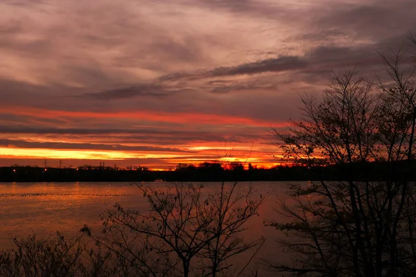 Erstaunlicher Sonnenaufgang Oder Sonnenuntergang Über Einem See Dramatischer Himmel Horizont — Stockfoto