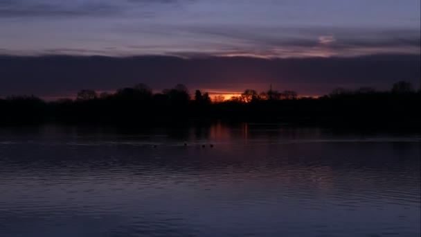 Fantastisk Soluppgång Över Vattnet Molnens Tidsförlopp Vågrörelse Sjö Dramatisk Himmel — Stockvideo