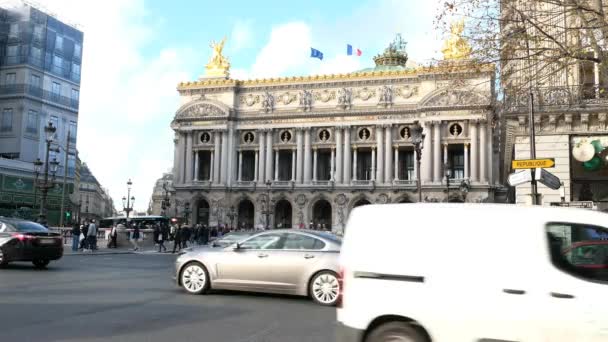 프랑스 2020 오페라가 르니에의 역사적 기념물 앞쪽에 차들의 — 비디오