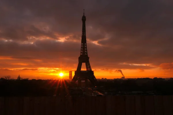 フランス 12月30日 2020年 日の出や日没時にエッフェル塔をご覧ください 太陽の光と積乱雲と劇的な空 歴史的建造物 — ストック写真