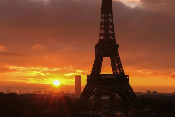 フランス 12月30日 2020年 日の出や日没時にエッフェル塔をご覧ください 太陽の光と積乱雲と劇的な空 歴史的建造物 — ストック写真