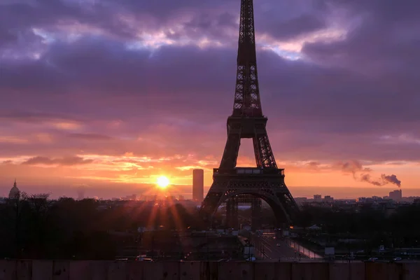 フランス 12月30日 2020年 日の出や日没時にエッフェル塔をご覧ください 太陽の光と積乱雲と劇的な空 歴史的建造物 — ストック写真