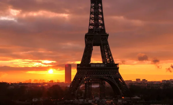 フランス 12月30日 2020年 日の出や日没時にエッフェル塔をご覧ください 太陽の光と積乱雲と劇的な空 歴史的建造物 — ストック写真