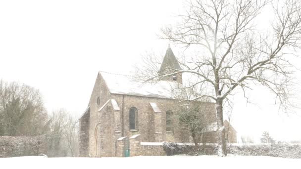 Sneeuwstorm Het Platteland Met Een Kerk Achtergrond Winter Scene Met — Stockvideo