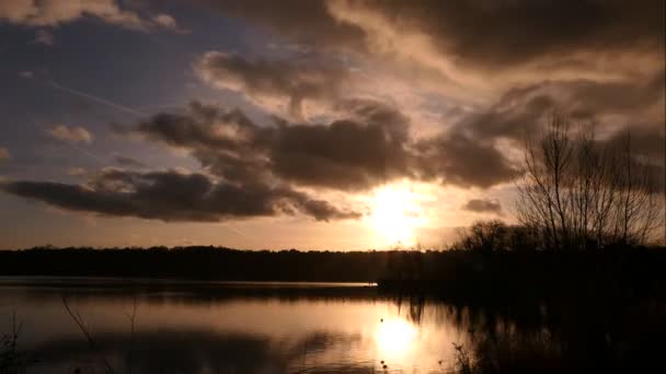 農村部のシーンで日没の時間経過 湖の上の地平線に日没 空に雲の通路 水の上の白鳥の通路 — ストック動画