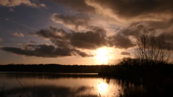 Tempo Pôr Sol Cena Rural Pôr Sol Horizonte Sobre Lago — Vídeo de Stock