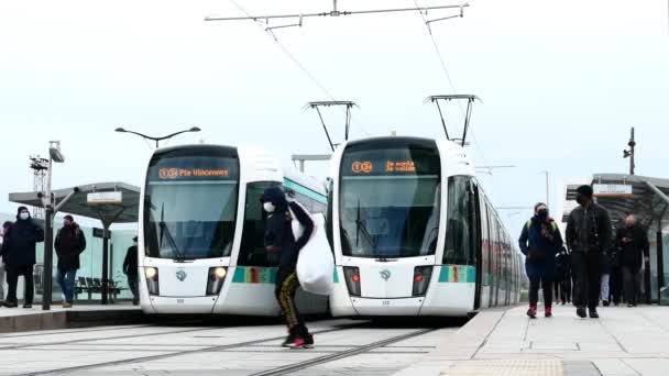 Paris Frankreich Januar 2021 Straßenbahnübergang Stadtteil Bercy Menschen Die Einem — Stockvideo