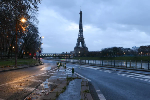 Париж Франція Січня 2021 Вид Ейфелеву Вежу Дороги Березі Річки — стокове фото